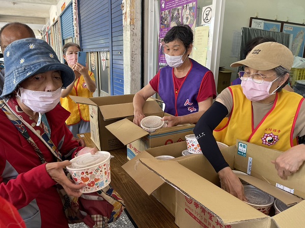 佛祖聖誕響應「一日素食日」 人安基金會結合在地寺廟關懷寒士1
